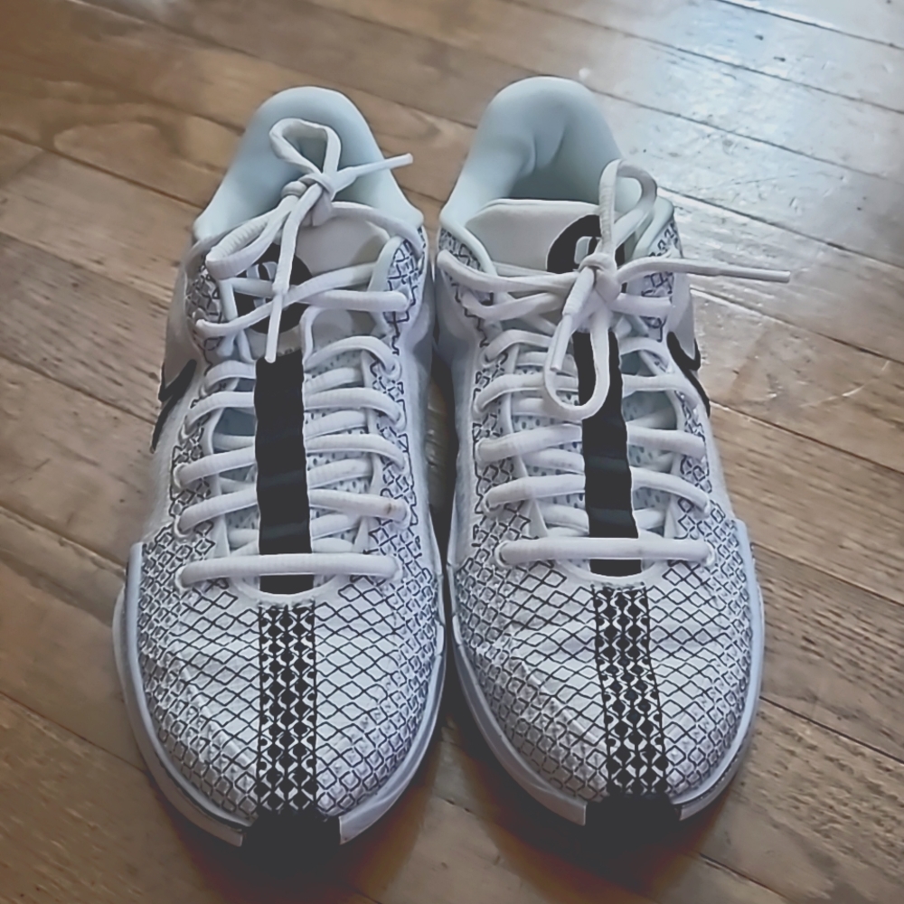 Basketball shoes
